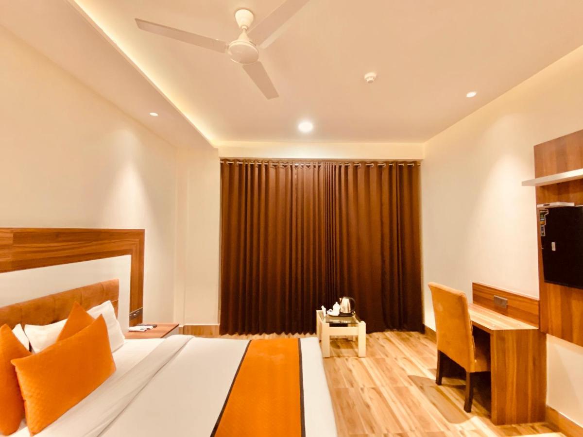 Hotel White And Restaurant 300 Mtr From Golden Temple Amritsar Esterno foto
