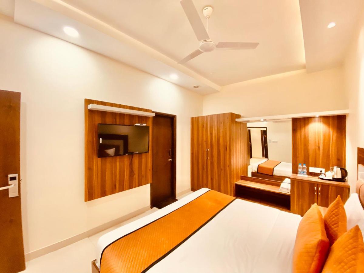 Hotel White And Restaurant 300 Mtr From Golden Temple Amritsar Esterno foto
