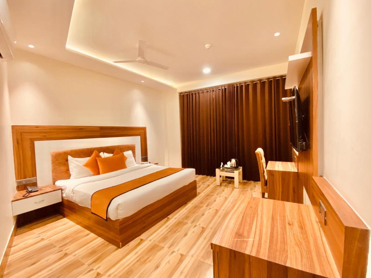 Hotel White And Restaurant 300 Mtr From Golden Temple Amritsar Esterno foto