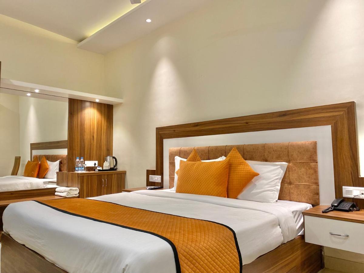Hotel White And Restaurant 300 Mtr From Golden Temple Amritsar Esterno foto