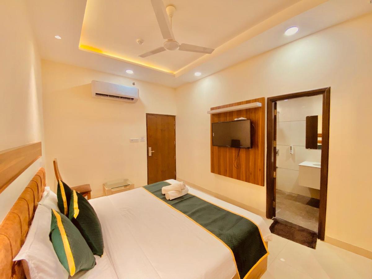 Hotel White And Restaurant 300 Mtr From Golden Temple Amritsar Esterno foto