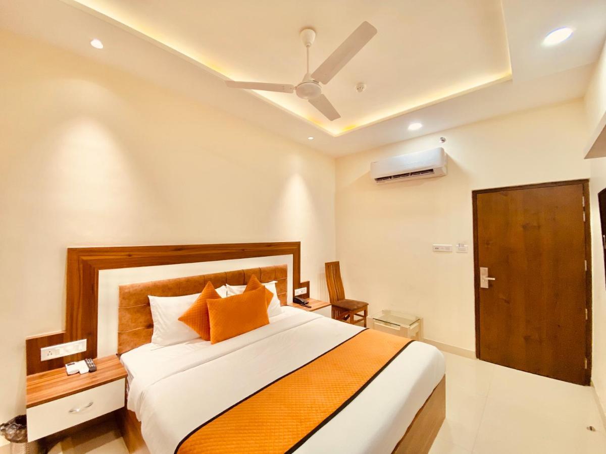 Hotel White And Restaurant 300 Mtr From Golden Temple Amritsar Esterno foto