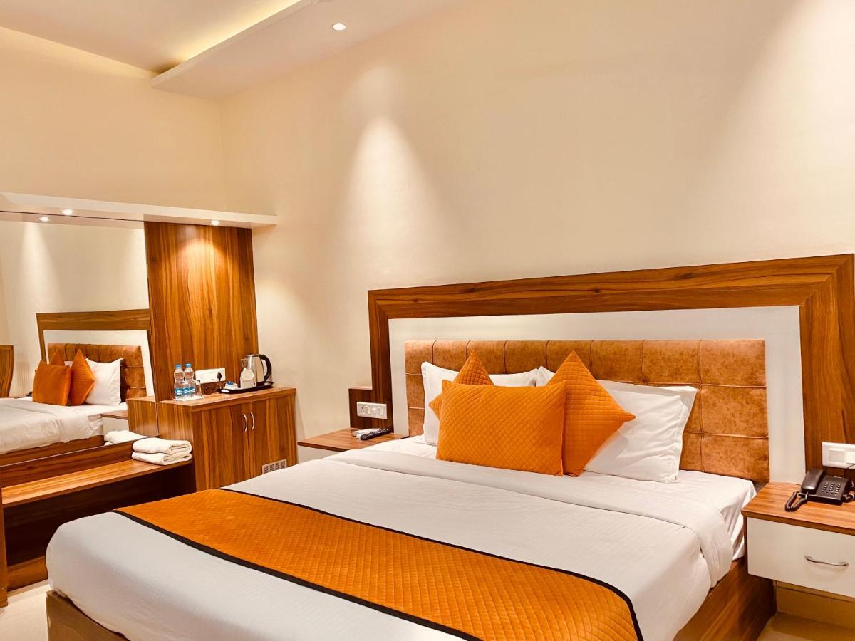 Hotel White And Restaurant 300 Mtr From Golden Temple Amritsar Esterno foto