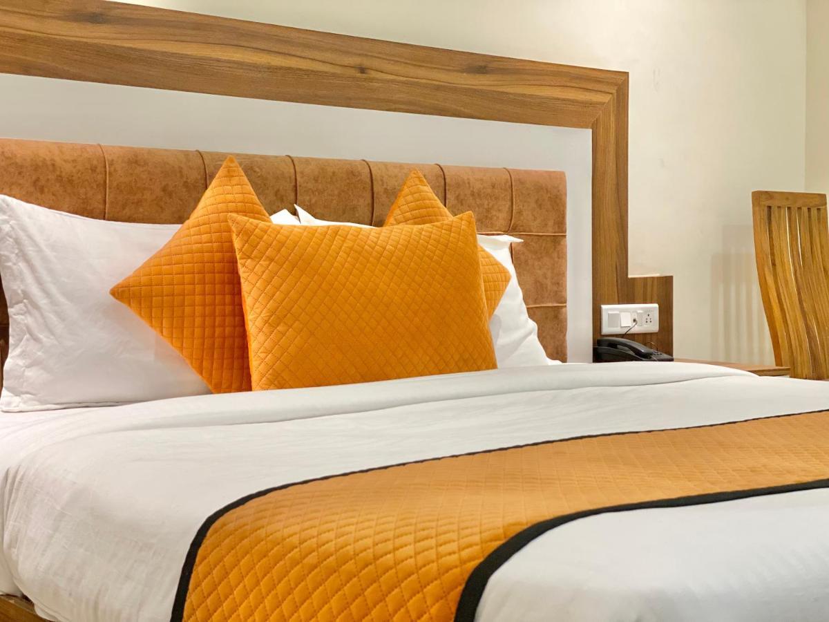 Hotel White And Restaurant 300 Mtr From Golden Temple Amritsar Esterno foto