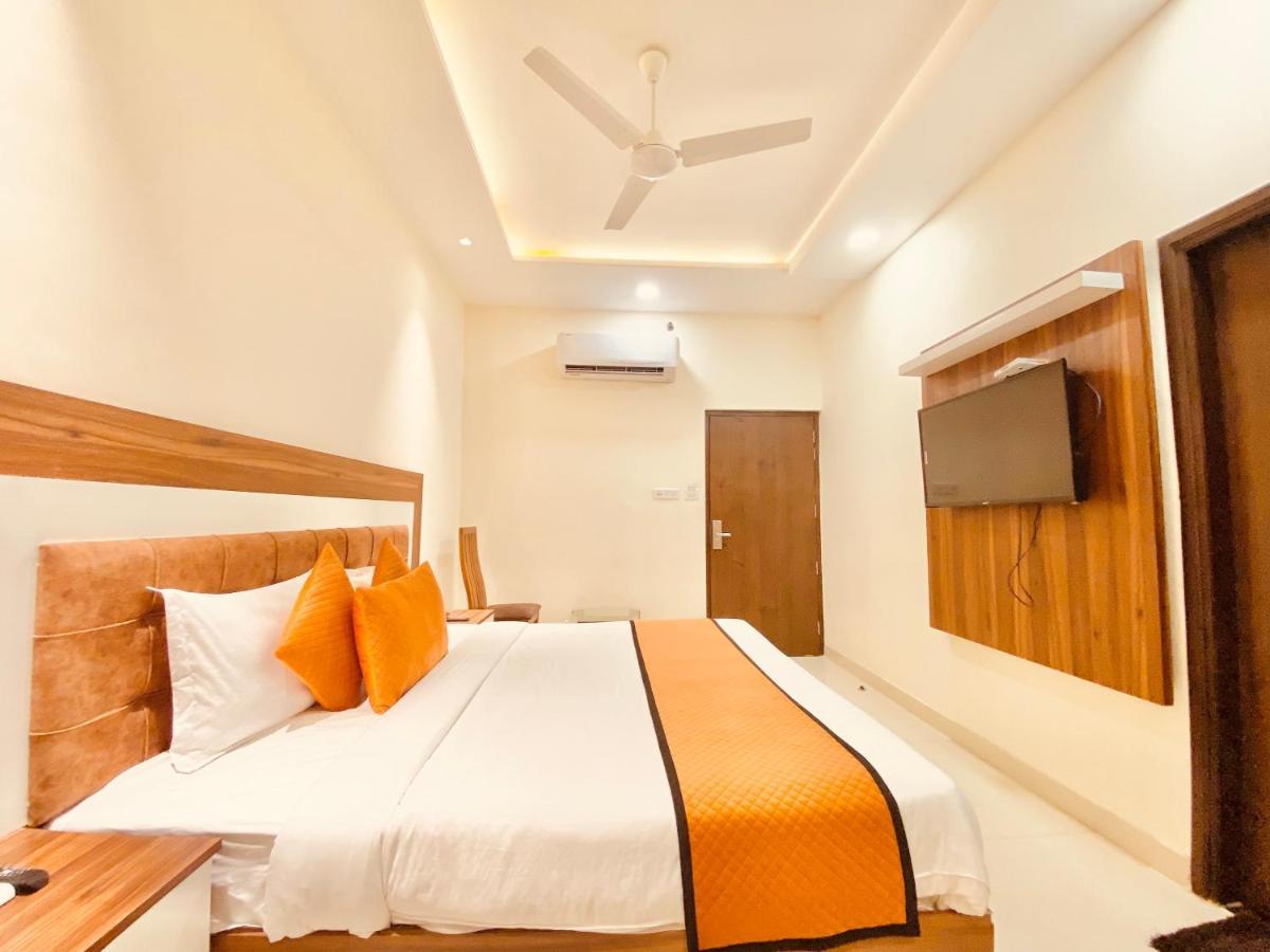 Hotel White And Restaurant 300 Mtr From Golden Temple Amritsar Esterno foto