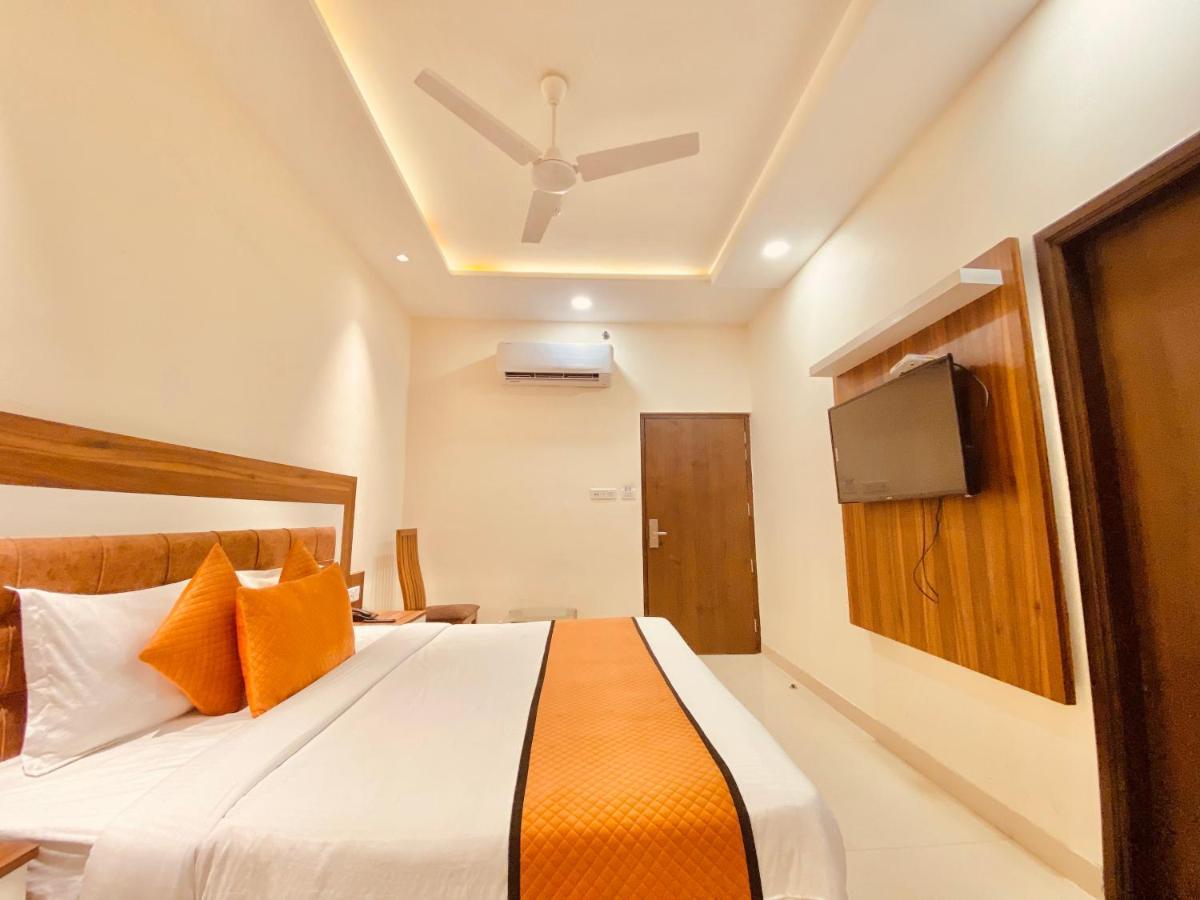 Hotel White And Restaurant 300 Mtr From Golden Temple Amritsar Esterno foto