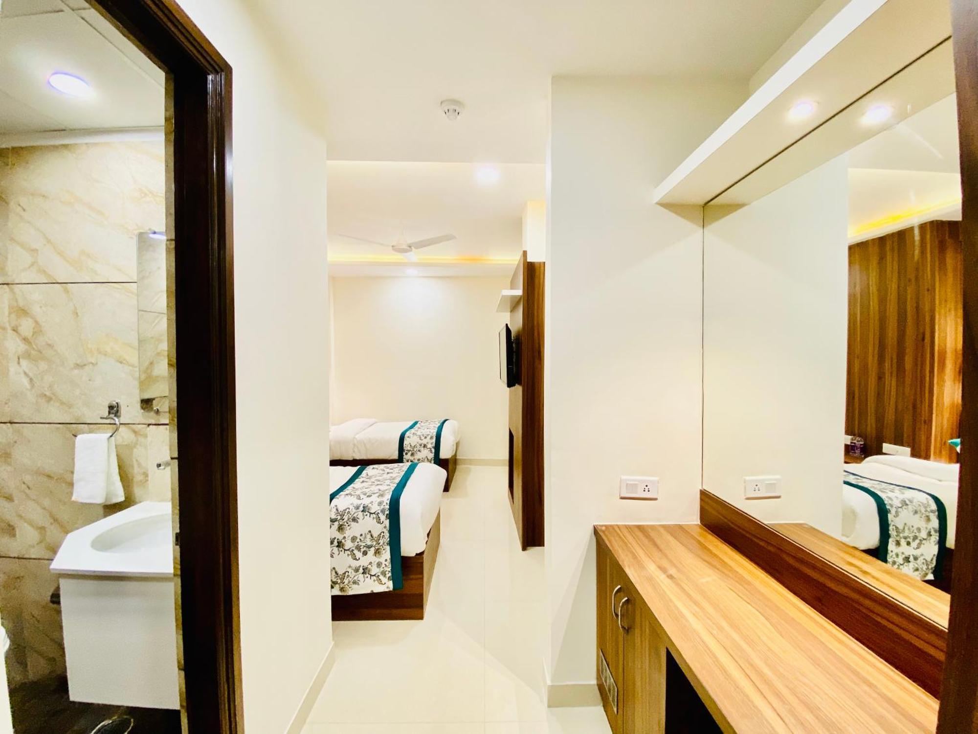 Hotel White And Restaurant 300 Mtr From Golden Temple Amritsar Esterno foto