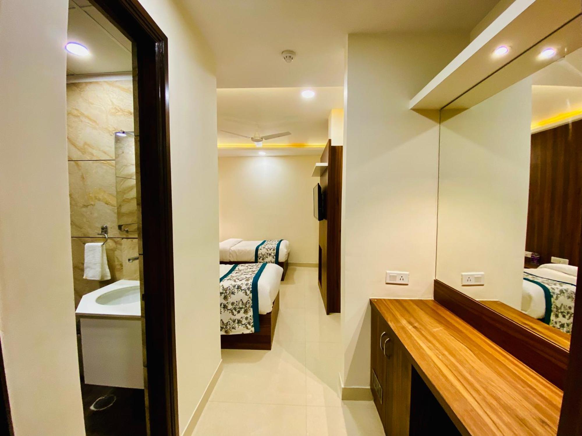Hotel White And Restaurant 300 Mtr From Golden Temple Amritsar Esterno foto