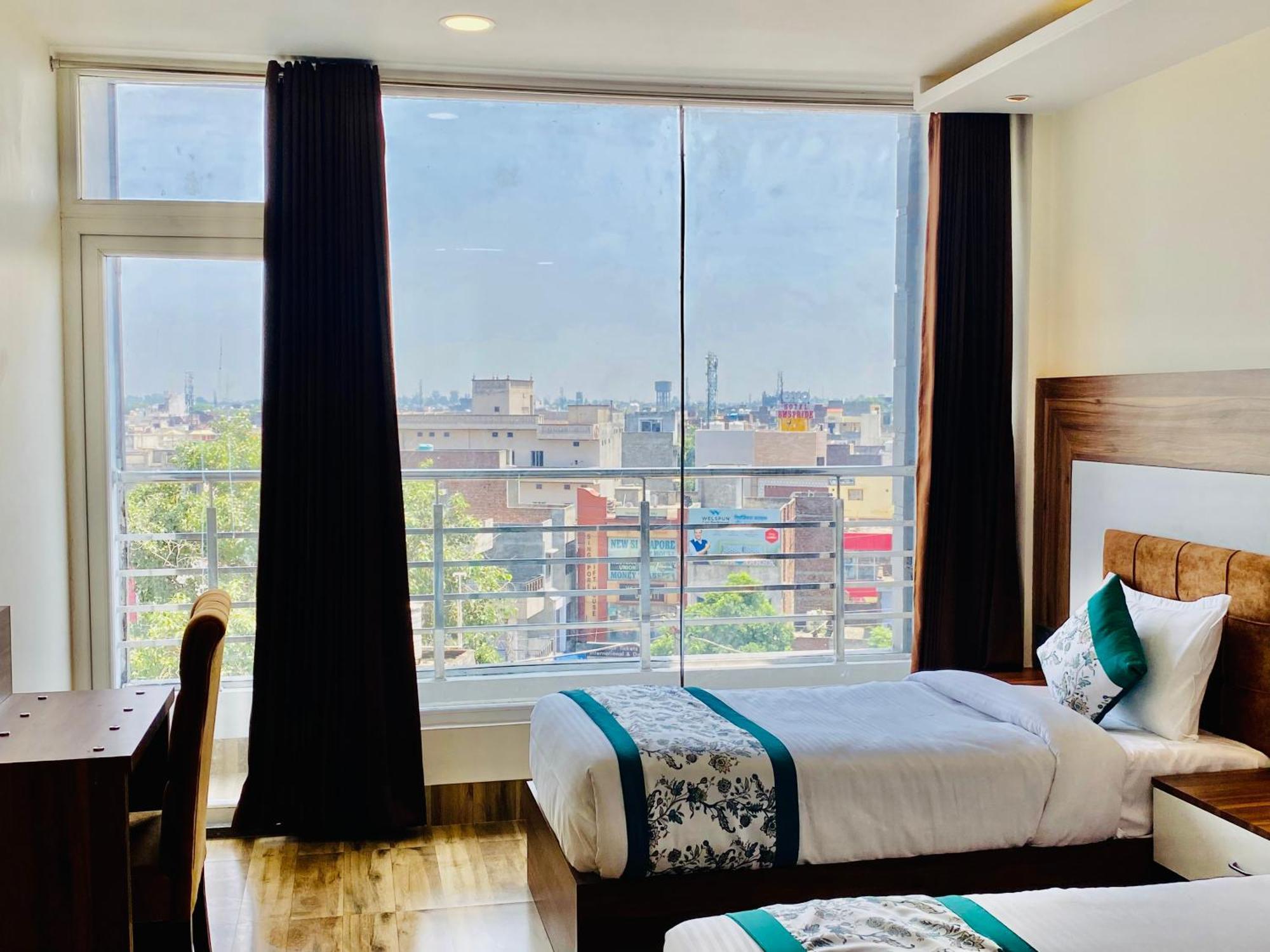 Hotel White And Restaurant 300 Mtr From Golden Temple Amritsar Esterno foto