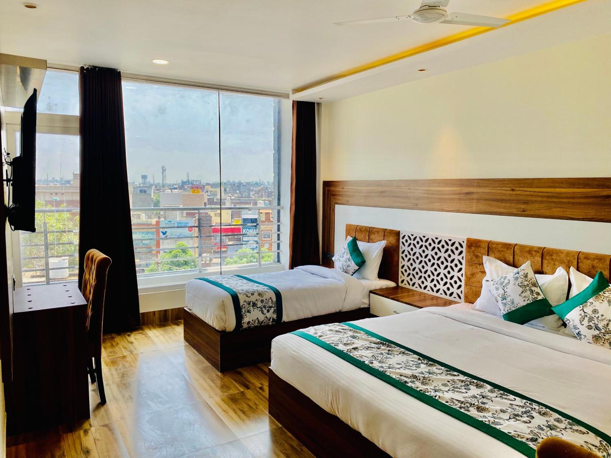 Hotel White And Restaurant 300 Mtr From Golden Temple Amritsar Esterno foto